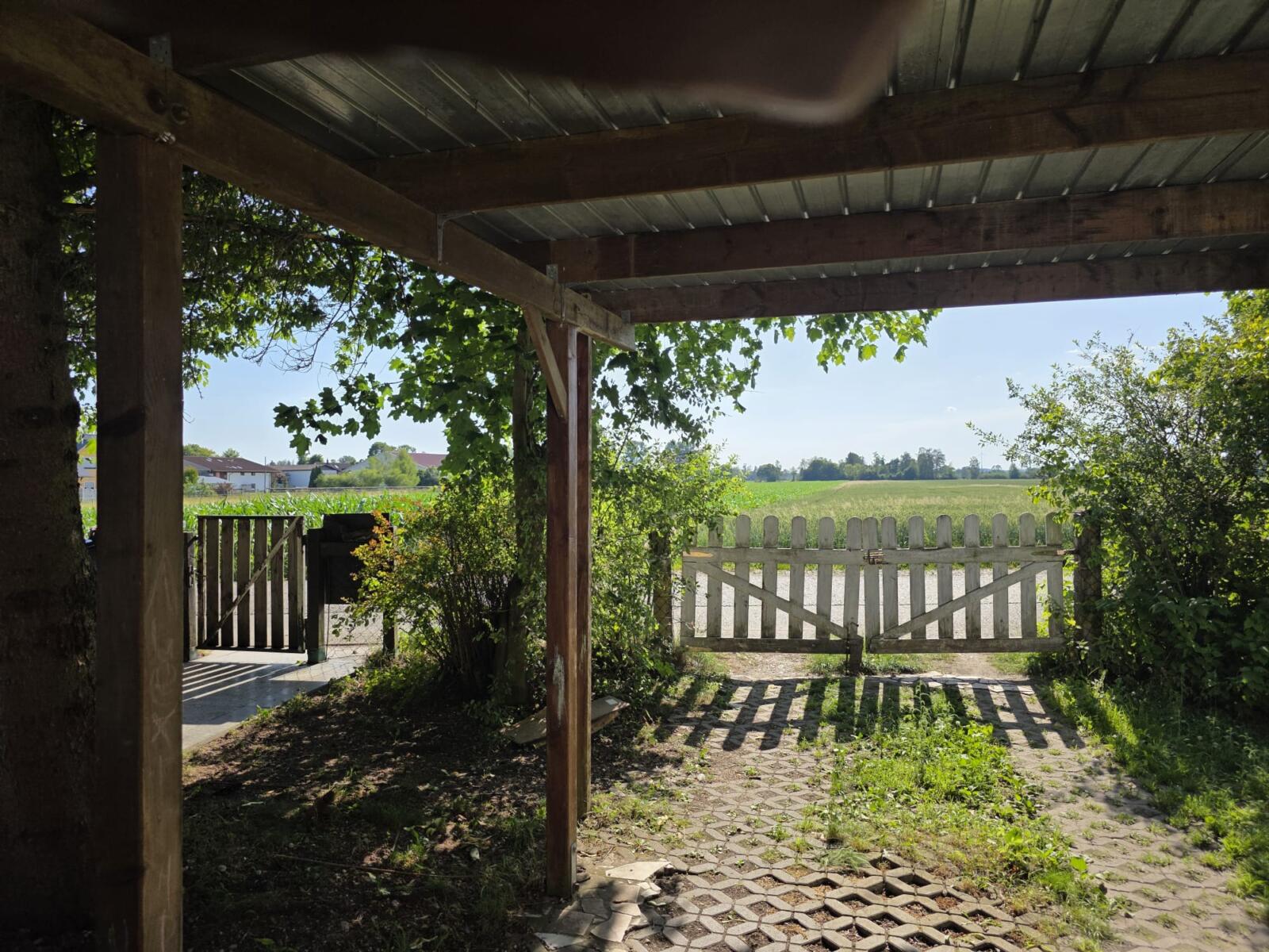 Carport mit sicht auf die Felder Haus 86