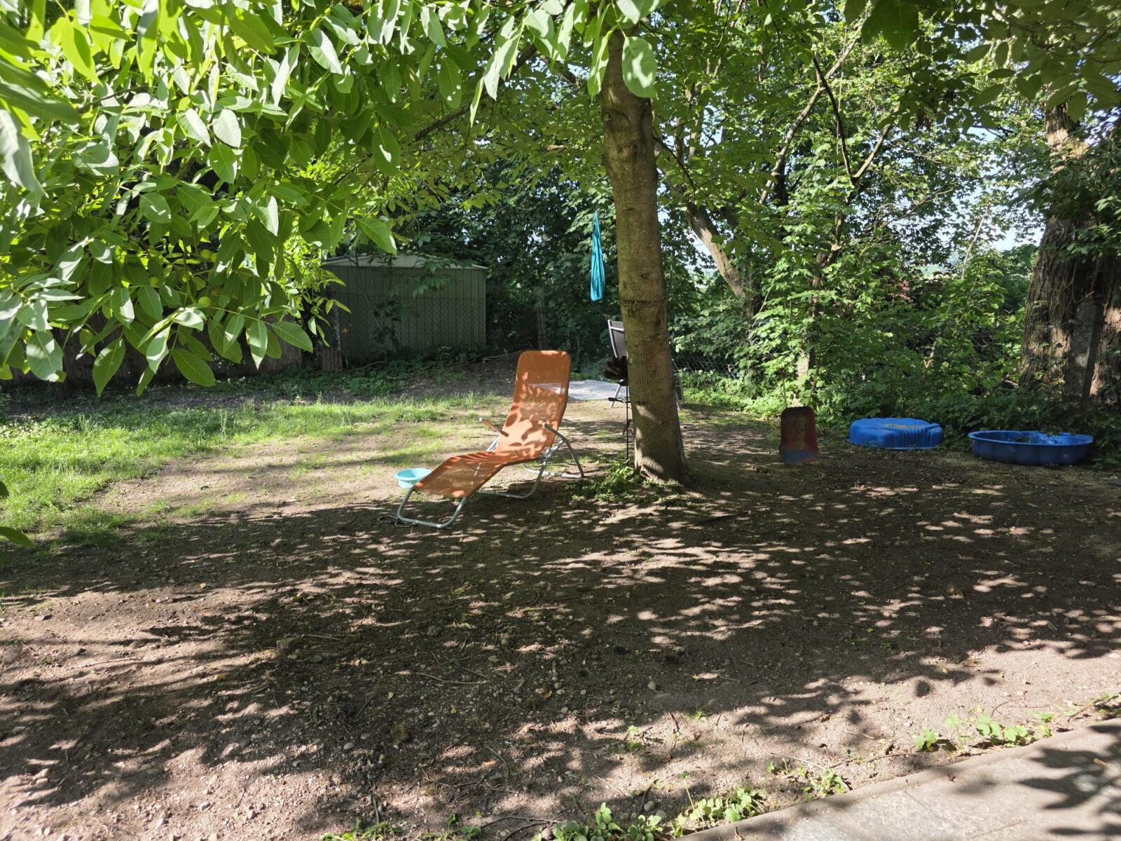 Garten mit Liegestuhl