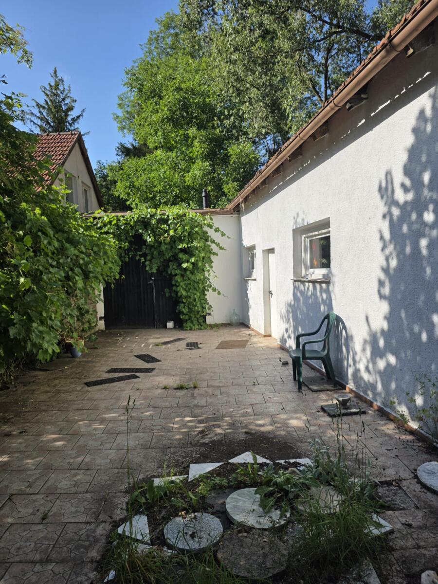 Nebengebäude mit Eingang zur Waschküche (Garage)