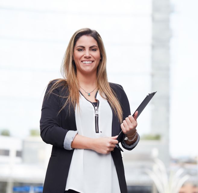 Mitarbeiterin mit Tablet bietet Unterstützung beim Haus verkaufen ohne Makler in Frankfurt.