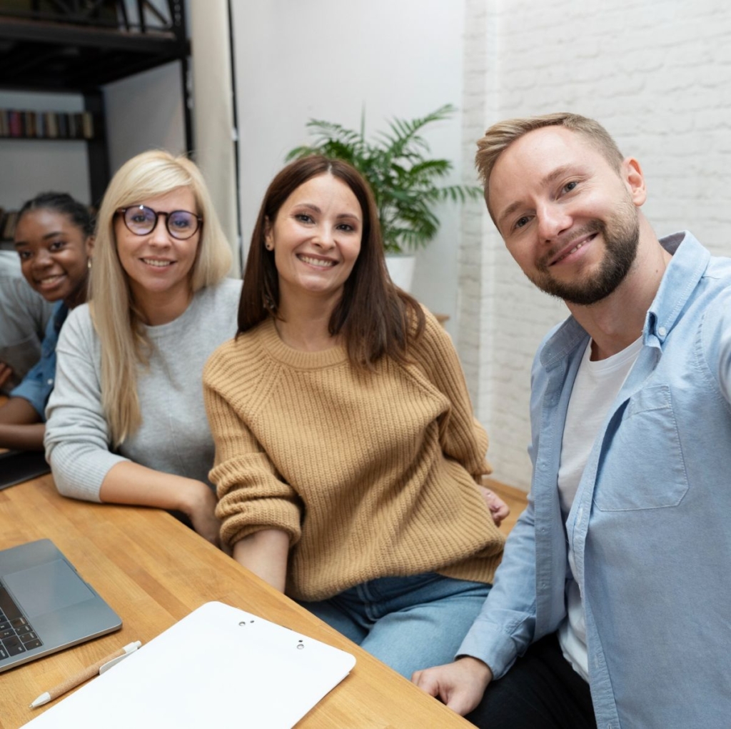 Ein engagiertes Team arbeitet an einem Tisch an einer Verkaufsstrategie für Haus verkaufen ohne Makler in Frankfurt.