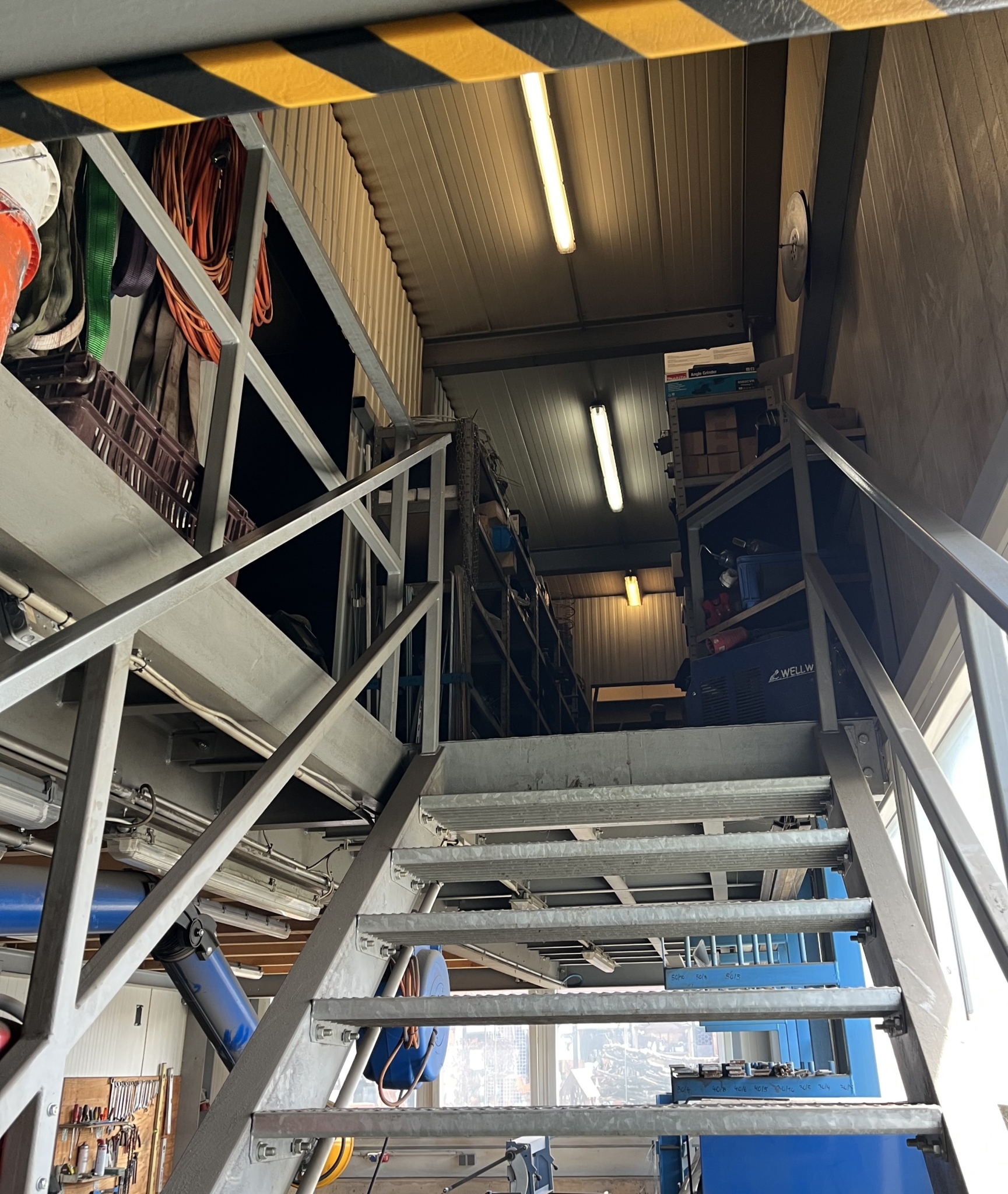 Lager,-Produktionshalle-Werkstatt