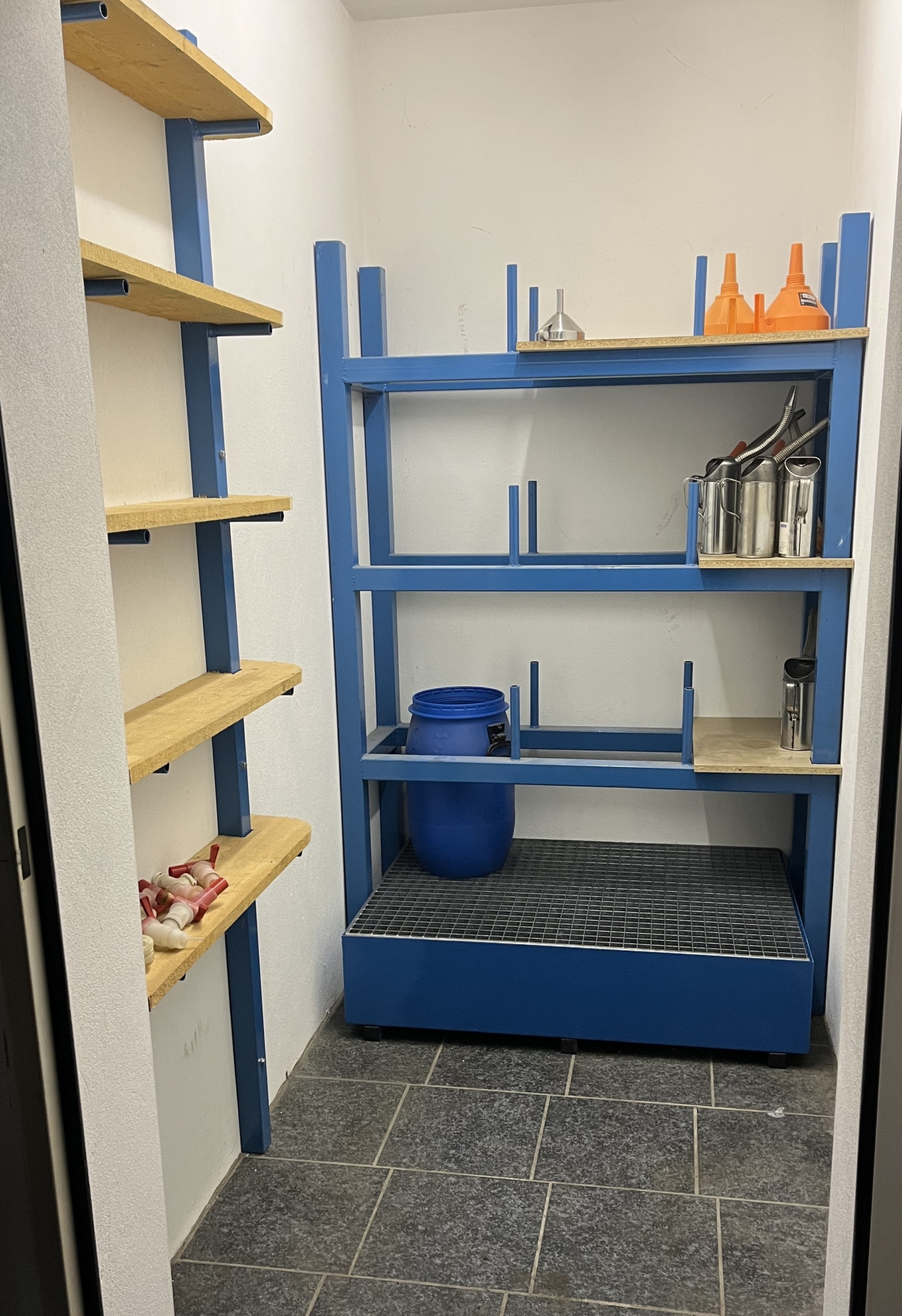 Lager,-Werkstatt-Öllagerraum