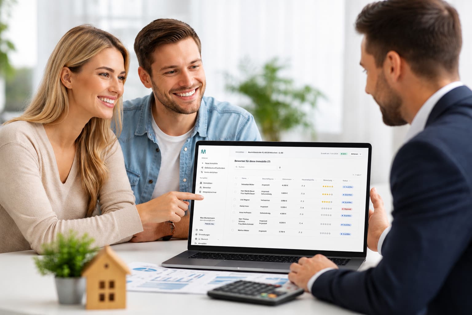 Paar erhält digitale Immobilienbewertung am Laptop und analysiert den Immobilienwert sowie den aktuellen Marktpreis einer Immobilie.