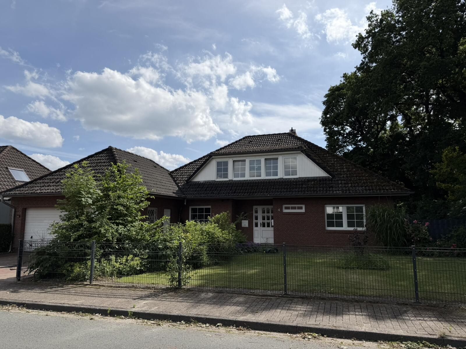 Haus_Strassenansicht_Sonne