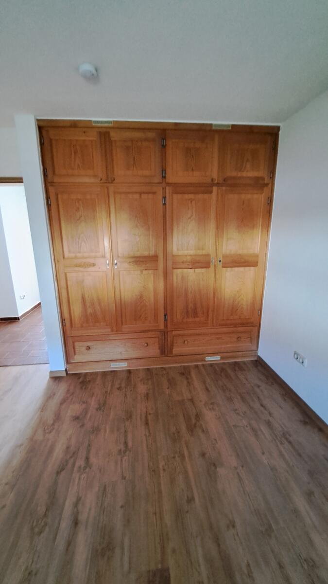 Schlafzimmer mit Schrank
