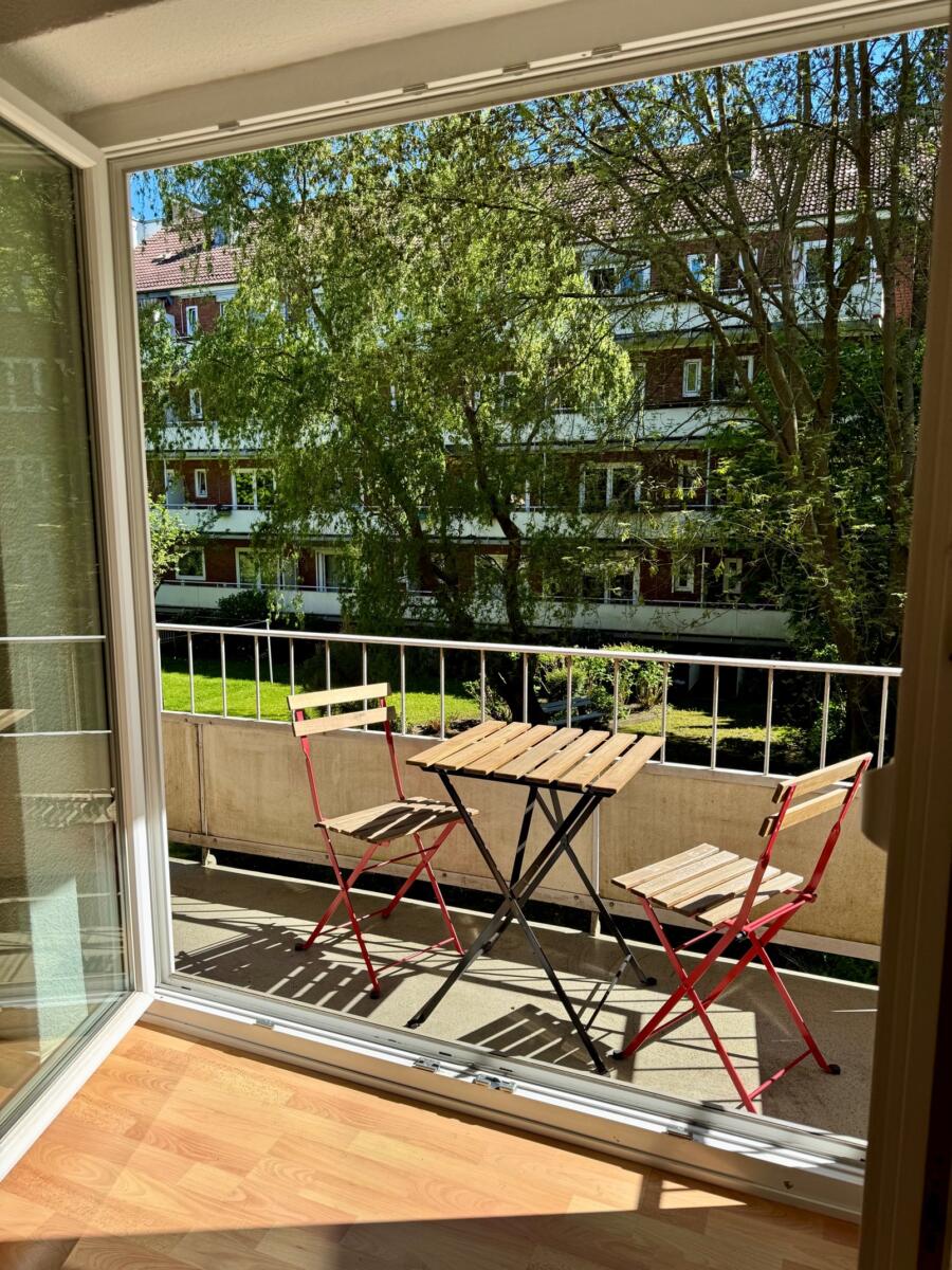 Wohnzimmer Balkon Tür auf