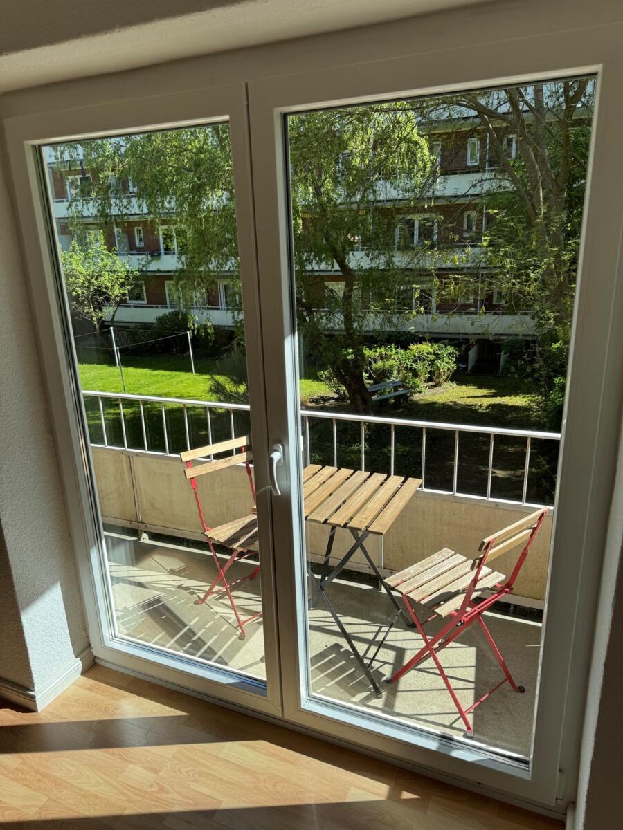 Wohnzimmer Balkon Tür zu